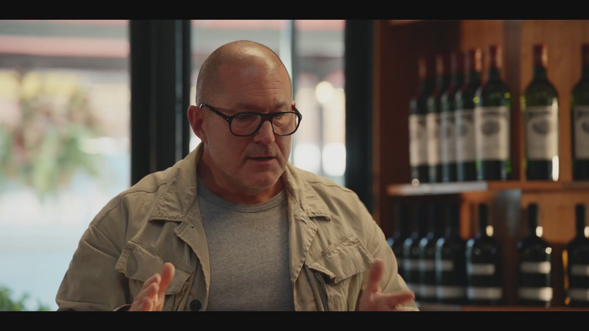 Jony Ive在吧台阐述io的使命