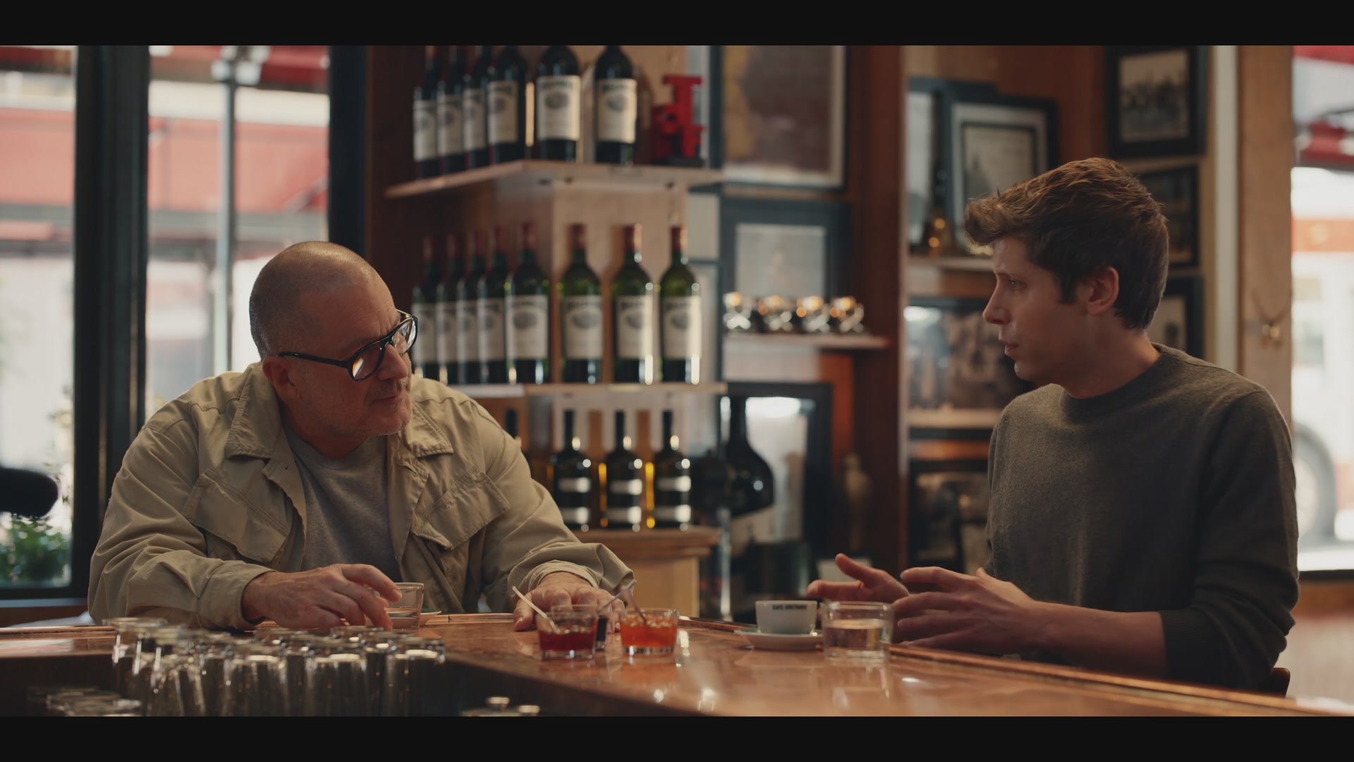 Sam Altman与Jony Ive在吧台交谈