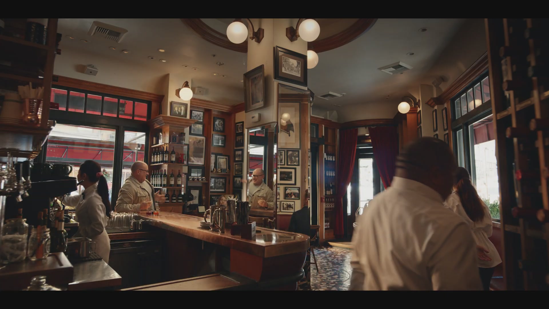 Sam Altman与Jony Ive在咖啡馆亲切问候