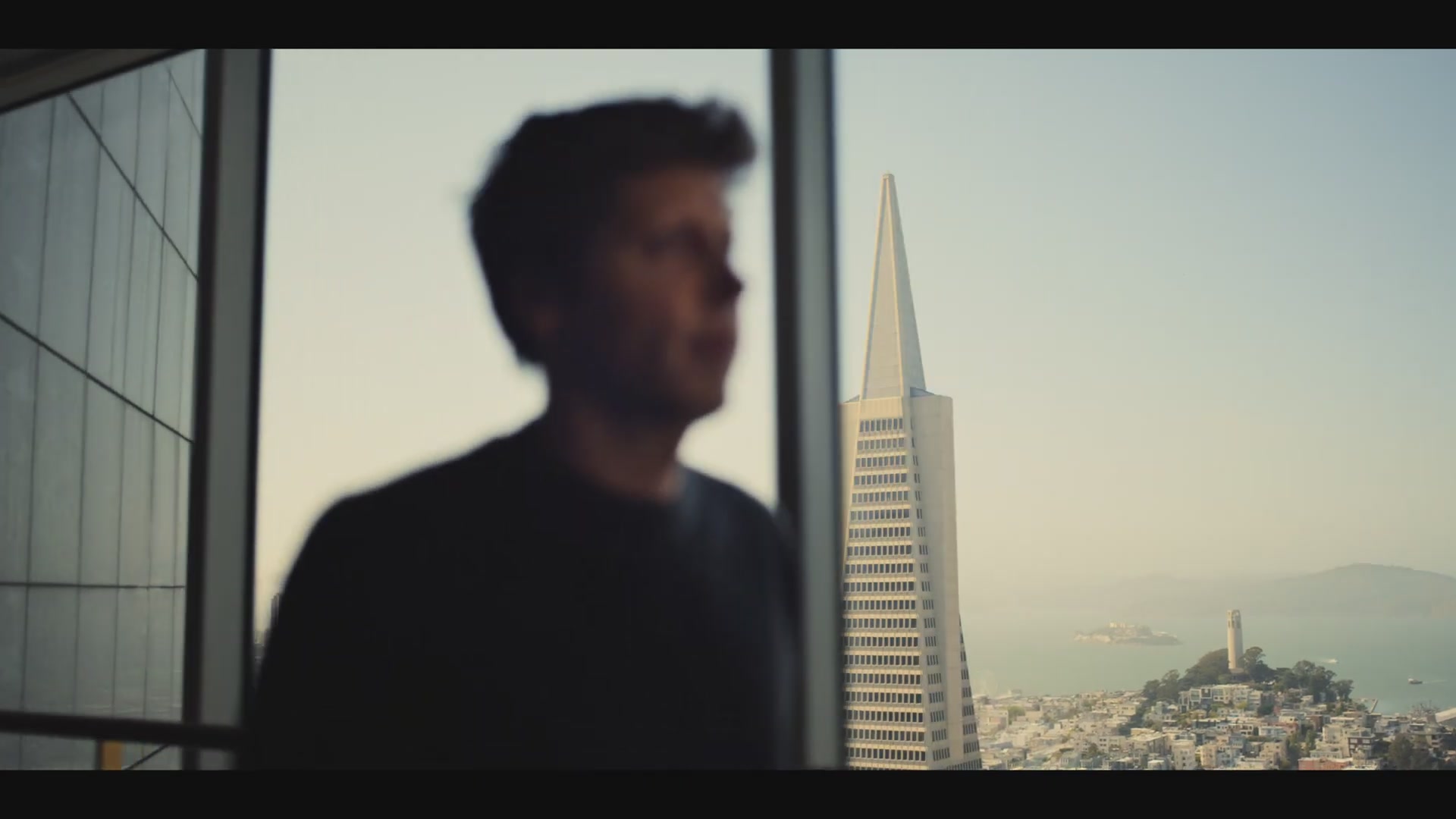 Sam Altman窗边侧影